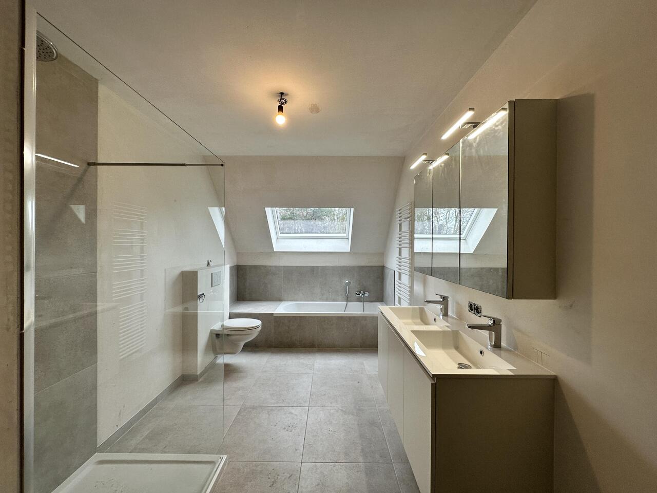 Nieuwbouwproject Torenerf Beerse, badkamer met ligbad, douche, lavabomeubel en toilet