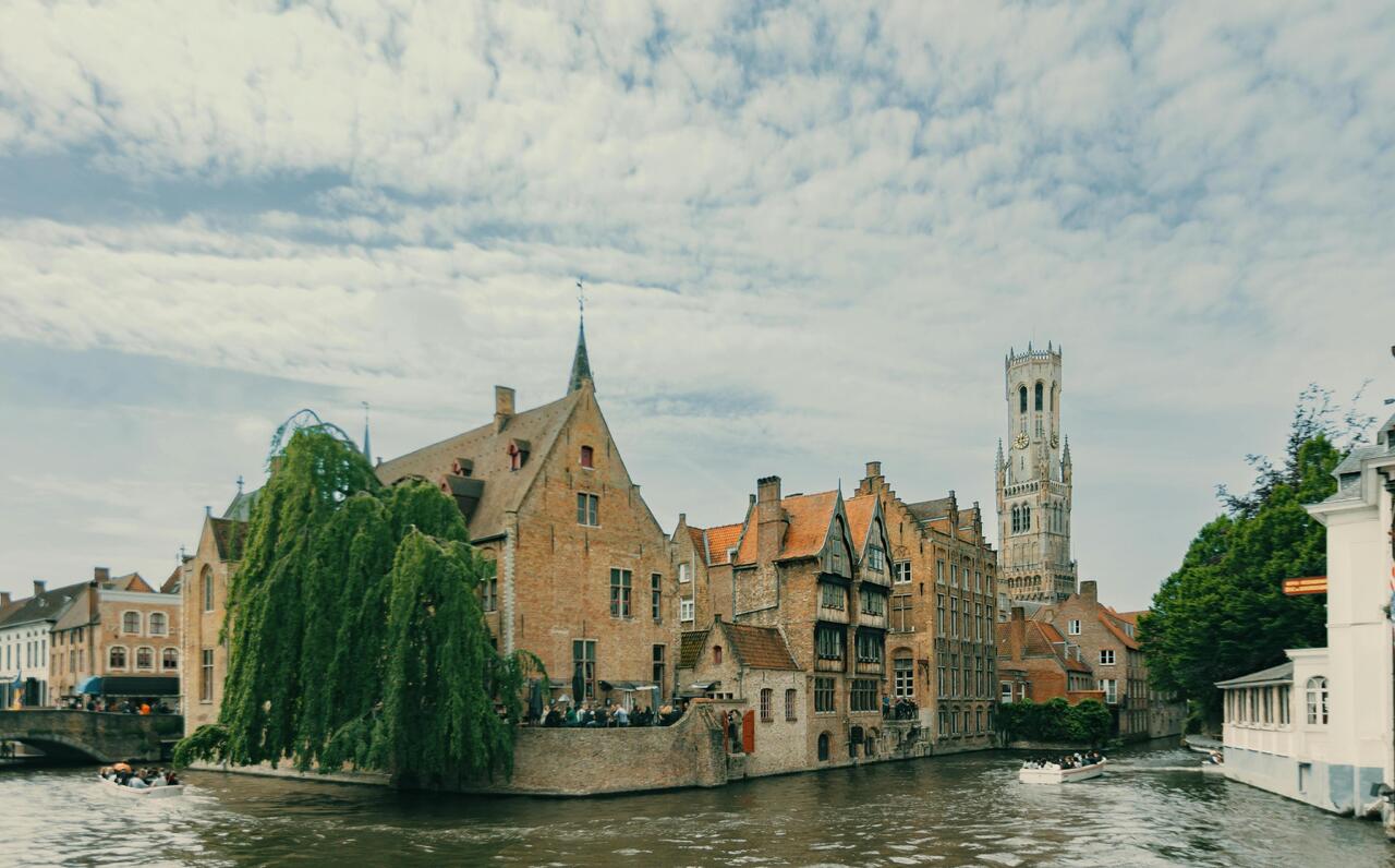 foto van het Belfort in Brugge vanuit de Rozenhoedkaai